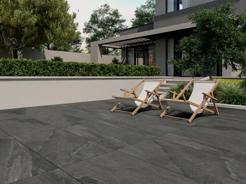 Terrasse en dalles de grès cérame anthracite de 20 mm d'épaisseur